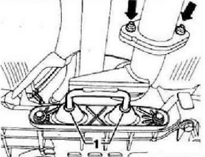 Открутить гайки «стрелки» и потянуть выхлопную трубу назад. Отжать выхлопную трубу назад из…