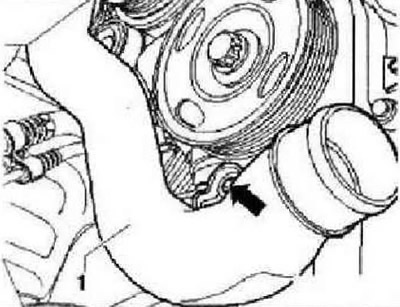 Выкрутить винт крепления патрубка для наддувочного воздуха «стрелка» и извлечь патрубок для…