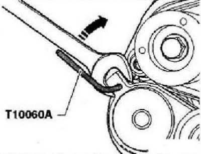 Снять нагрузки с поликлинового ремня компрессора, повернув натяжной элемент гаечным ключам на 16 в…