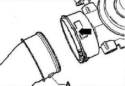 Нажимать на корпус с подавлением шумов по направлению к компрессору до защелкивания блокирующих…