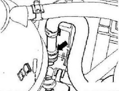 Снять воздушный фильтр. Отсоединить подающий топливопровод «стрелка».