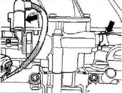 Отсоединить разъем и подающий топливопровод «стрелки» от насоса высокого давления.