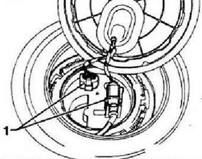 Отсоединить разъёмы «1» от левого (смотря по направлению движения) фланца.