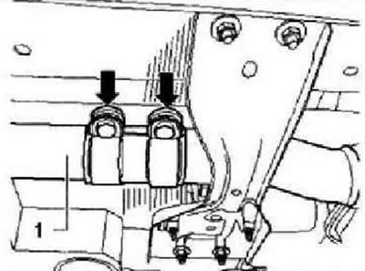 Открутить гайки двойного хомута «стрелки» и сместить его вперед по выхлопной трубе.
