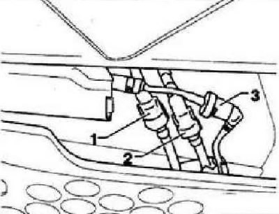ВНИМАНИЕ: Топливо в напорной магистрали находится под давлением.