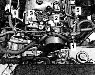 Снять вакуумный шланг «1» с вакуум-насоса.