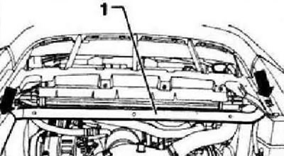 Отстранете държача «1», като развиете закрепващите болтове «стрелки».