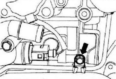 Открутить накидные гайки магистрали на кронштейне масляного фильтра и на турбонагнетателе.…