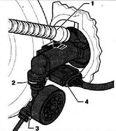 Отсоединить шланг «1» от главного цилиндра. Разблокировать стопорную скобу «2» и отсоединить…