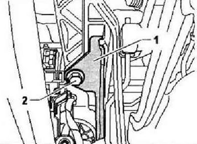 Снять элемент каркаса безопасности «1», отвернув для этого болт «2». Отвинтить блок предохранителей…