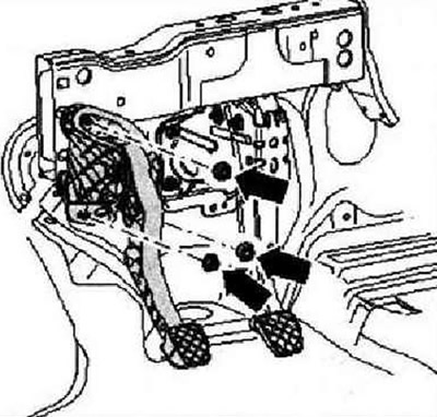 Отвернуть указанные гайки крепления опорного кронштейна «стрелки».