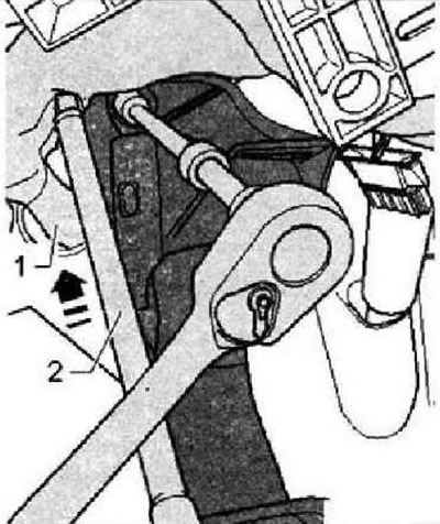 Отвести налево и вверх жгут проводов «1» удлинителем «2» из набора -V.A.G 1835- «стрелка».