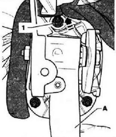 При наличии оттянуть вверх «стрелка» шумоизолирующий кожух а области верхней гайки крепления «1»…