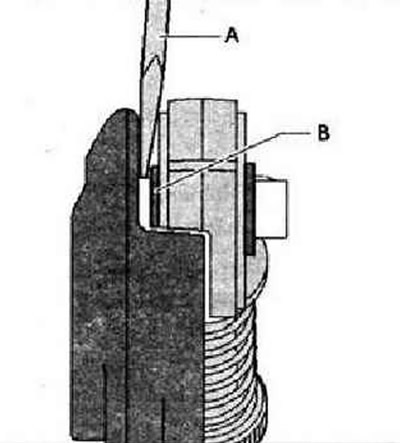 Отсоединение крепления троса выбора передачи от рычага выбора передачи