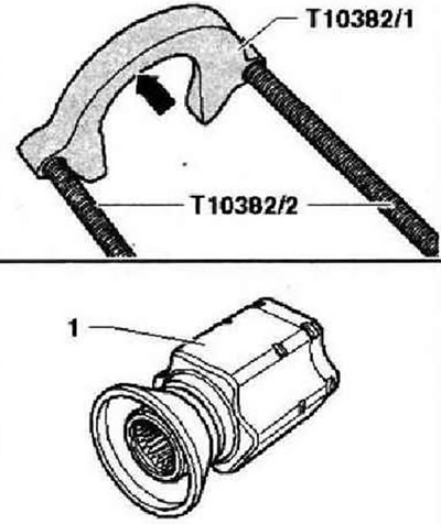 Инструкция: Чтобы извлечь приводной вал из КП с помощью съёмника «Т10382», необходимо отвести назад…