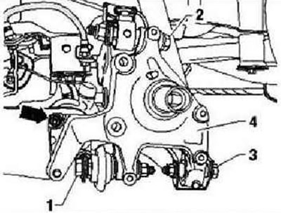 Вывернуть болты крепления поперечной тяги верхнего поперечного рычага «2» и нижнего поперечного…