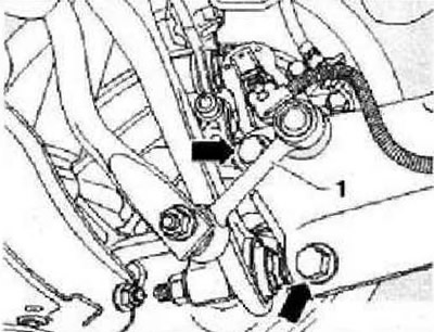 Зафиксировать корпус ступичного подшипника и отвернуть болты «стрелки». Извлечь палец стойки…