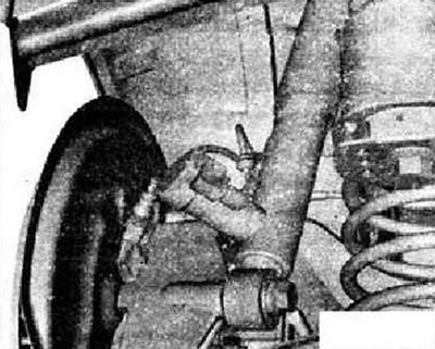 Снять витую пружину. Отсоединить разъём и снять кабель с амортизатора.