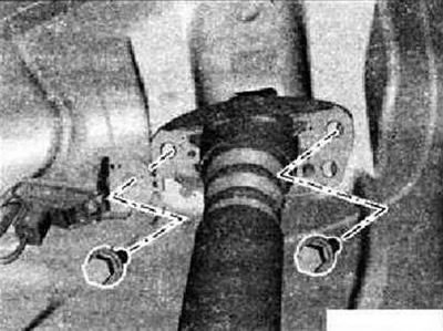 Выкрутить болт «стрелка». Снять амортизатор.