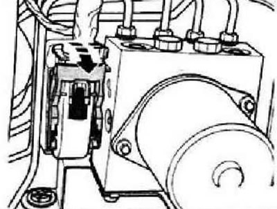Разблокировать и отсоединить разъём от блока управления «стрелка».