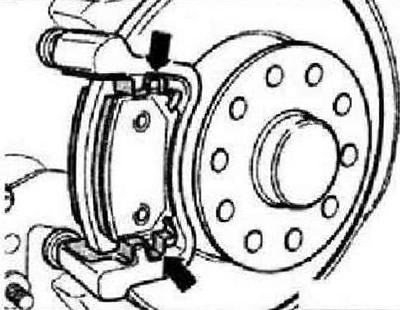 Установить держатели тормозных колодок и тормозные колодки «стрелки» на тормозную скобу. Следить…