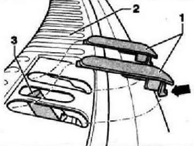 Разблокировать защёлки «стрелка» обеих заглушек. «1». Вынуть заглушки «1» из облицовки задней…