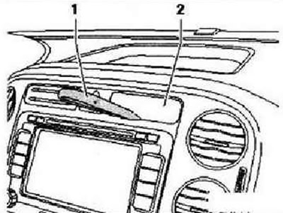 Вставить клин -VAS 3409- «1» по середине под заглушку «2». Ударить ладонью по клину -VAS 3409-,…