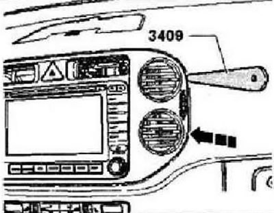 Установить горизонтально пластинки четырех круглых дефлекторов. Просунуть два пальца в отверстия…