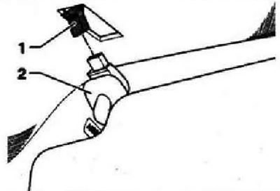 Осторожно отсоединить разъём 1 от козырька «2», плоский провод при этом не тянуть.