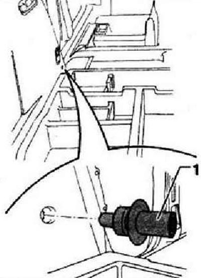 При наличии выкрутить элемент крепления «1» (8 Нм).
