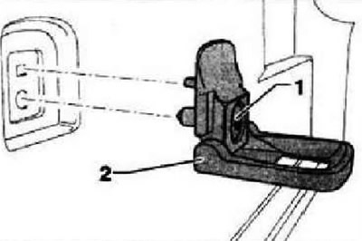 При наличии выкрутить винт «1» (8 Нм) и снять проушину «2».