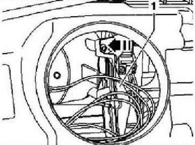 Вдавить держатель отражателя «1» в области верхнего винта крепления отражателя в -направлении…
