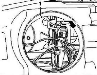 Аккуратно повернуть патрон «1» лампы адаптивного освещения против часовой стрелки в -направлении…