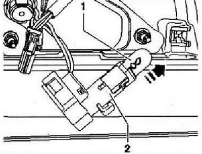 Извлечь лампу заднего фонаря «1» в -направлении стрелки- из патрона «2». Лампа заднего фонаря: 12…