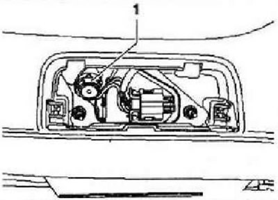 Извлечь патрон лампы задней противотуманной фары «1» из заднего фонаря.