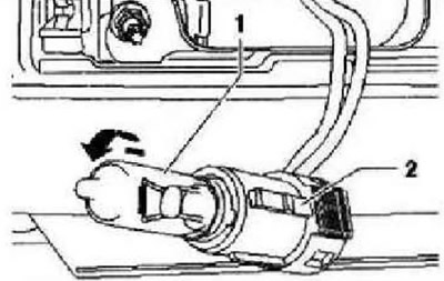 Вдавив лампу задней противотуманной фары «1» в патрон и повернуть её для разблокировки по…