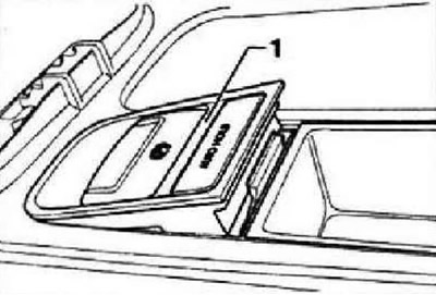 Извлечь модуль переключателей «1», с учетом длин подсоединенных проводов, вверх из центральной…
