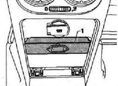 Выключить зажигание и всех потребителей электроэнергии, извлечь ключ зажигания. Открыть крышку…