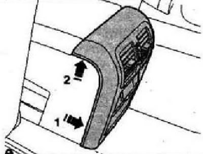 Потянуть нижнюю накладку сначала немного в «направлении стрелки 1» назад и приподнять ее затем, с…