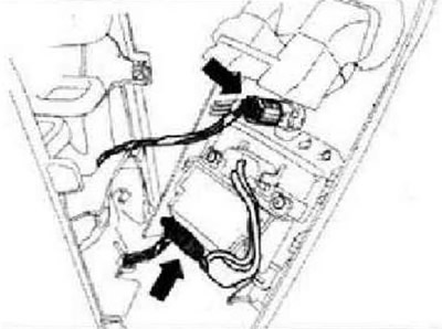 Разблокировать и отсоединить разъемы «стрелка» и снять накладку.