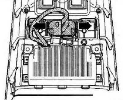Освободить розетку из фиксаторов «стрелки» и извлечь розетку.