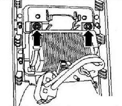 Выкрутить оба винта «стрелки» и снять инвертор с розеткой, 12 В-230 В с накладки.