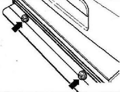 Выкрутить винты «стрелки» крепления усилителя. Вытянуть усилитель настолько, чтобы появился доступ…