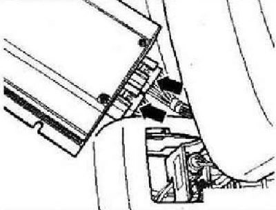 Разблокировать и отсоединить разъёмы на усилителе «стрелки». Извлечь усилитель.