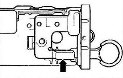 Нажать на защёлку «стрелка» и извлечь съемник из снятого устройства.