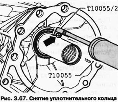 Снимите уплотнительное кольцо с помощью съемника Т10055 (рис. 3.67).