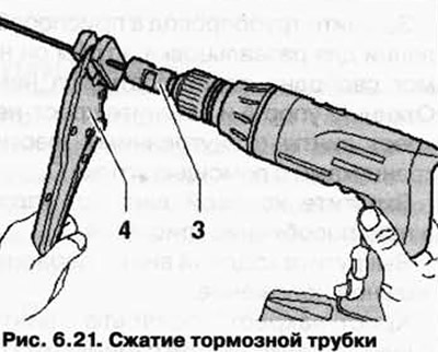 Зажмите тормозную трубку в клещах 4 таким образом, чтобы около 50 мм выступало из пластмассовых…