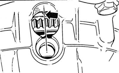 Внимание! В този случай в никакъв случай не въртете двигателя чрез централния болт на зъбното…