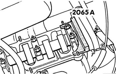 Внимание! В този случай в никакъв случай не въртете двигателя чрез централния болт на зъбното…