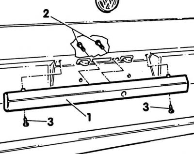 1. Odstráňte vnútorné obloženie veka kufra odskrutkovaním svoriek pomocou 3 mm imbusového kľúča.